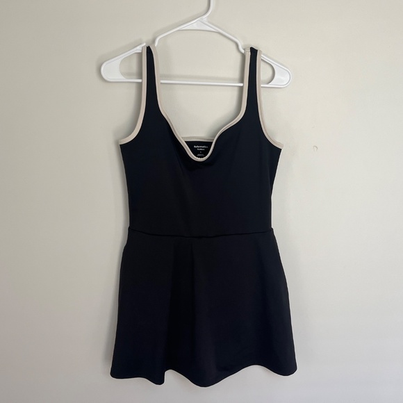 Athletic dress - Picture 3 of 5